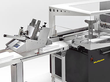 Friction feeder for the accurate feeding of product data sheets