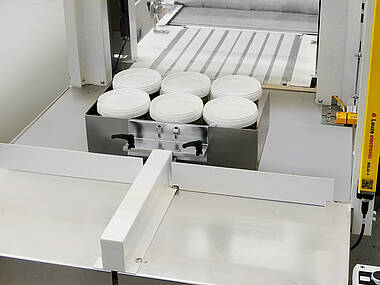 Half automated, pneumatic product feeding 